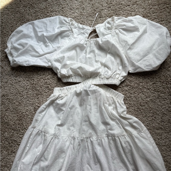 Elegant White Backless Dress - Picture 2 of 7